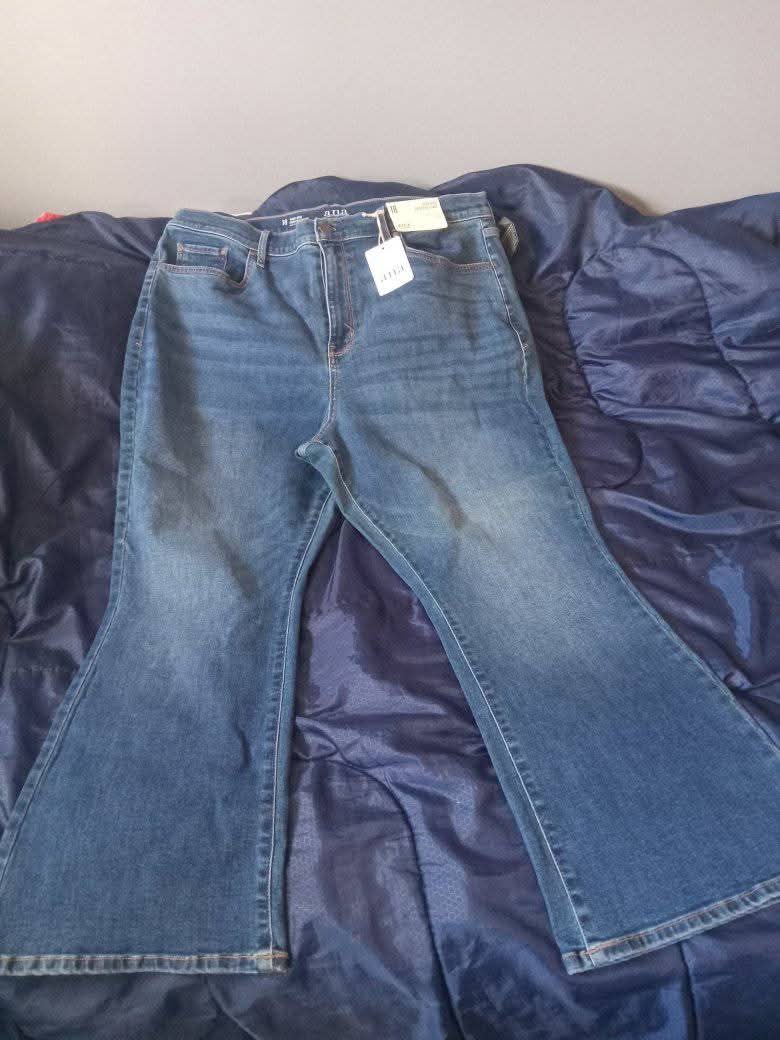 a.n.a High-Rise Cropped Flare Blue Jeans